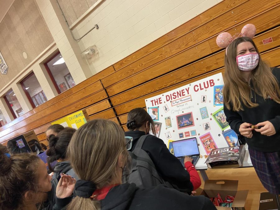 A real, important, exciting club recruiting during club rush. (Photo provided by: Sophia Kondo)