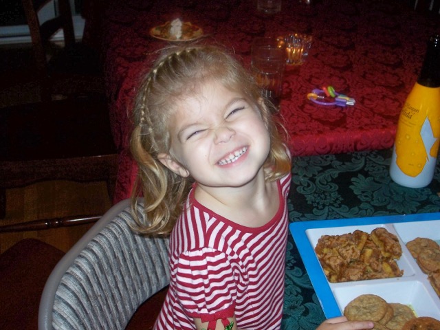 A+young+Keira+Sarni+snacks+on+the+Sarni+familys+Thanksgiving+feast+circa+2006.+