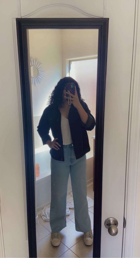 Julissa shows off her weekend outfit with a cute pair of denim jeans and an oversized jacket.

