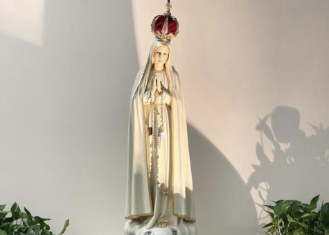 The International Pilgrim Virgin Statue of Fatima set up in the Assembly Hall. (Photo Credit @rosaryroyals on Instagram) 