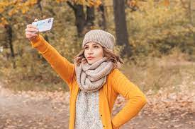 This girl shows her autumn style as she takes an aesthetic photoshoot. (Photo via google under the Creative Commons license.)