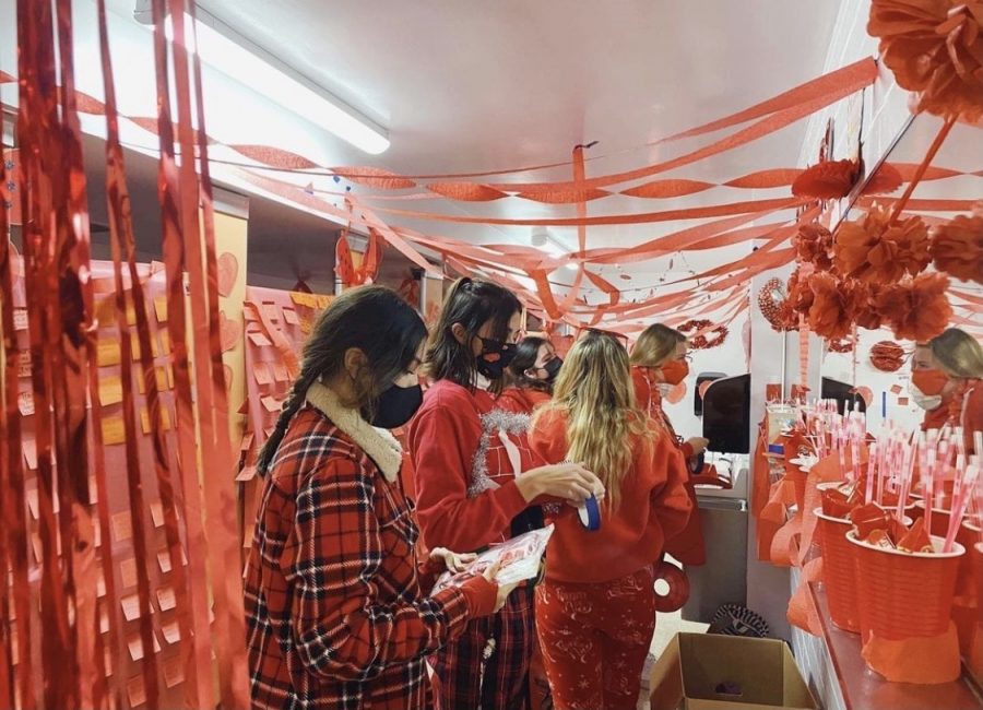 The Red Team Ladybugs getting to work on decorating their bathroom on Kickoff morning. 