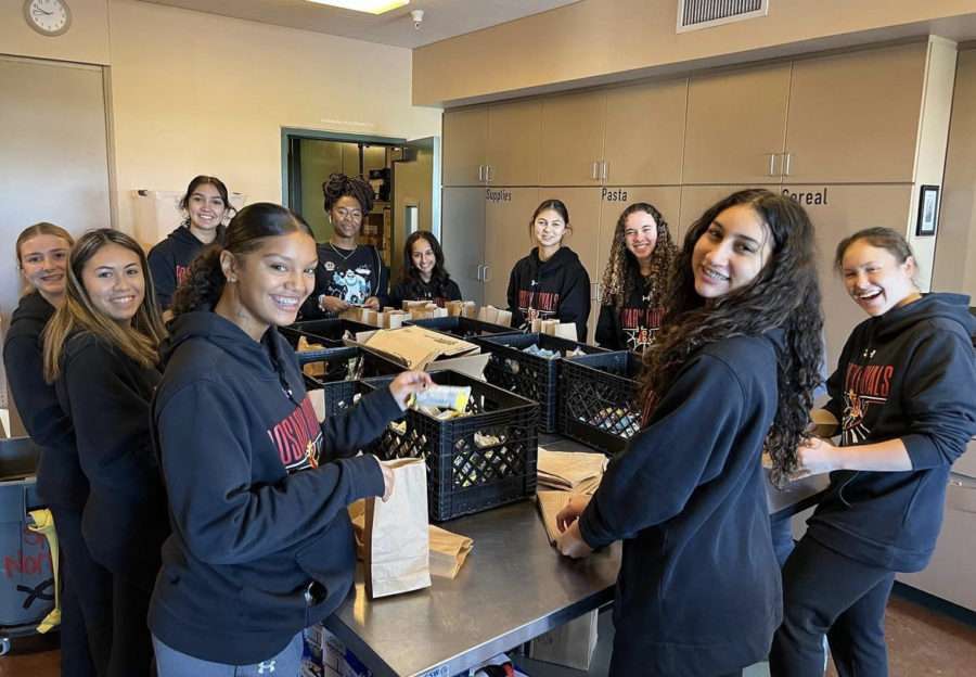 Rosary's varsity basketball team volunteering at the St. Norbert food bank in Orange. 