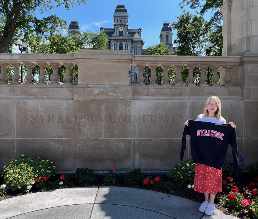 Bridgette Sanders'23 in front of Syracuse University! 