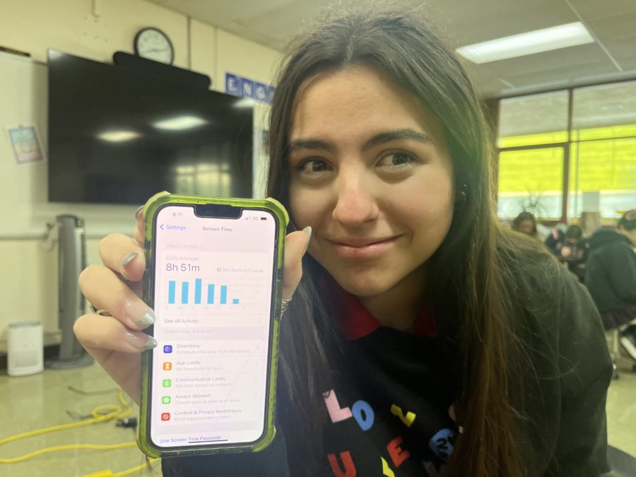 Emma Silva '23 embarrassingly shares her heinous screen time. (Photo taken by Trista Verne '23) 