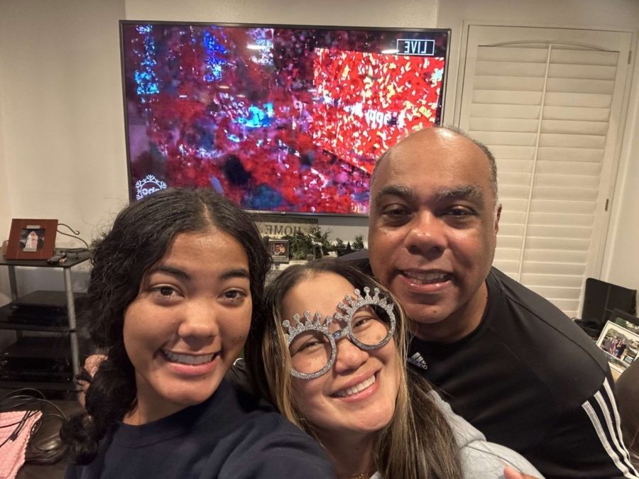 Senior Maya Davis and her family ringing in 2023!