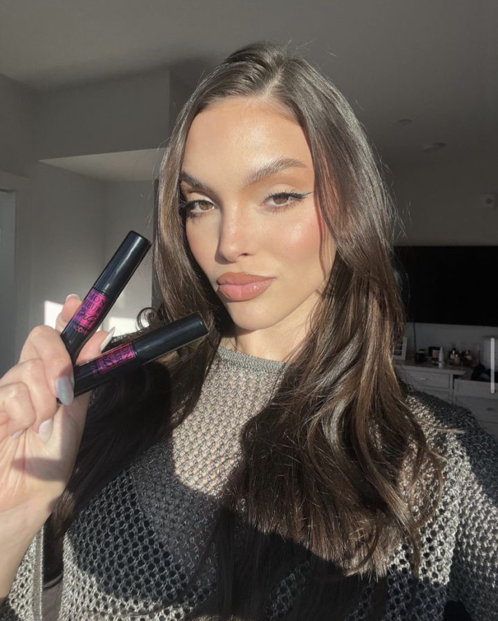 Kensington posing with Lancome's Mascara Holiday Kit.