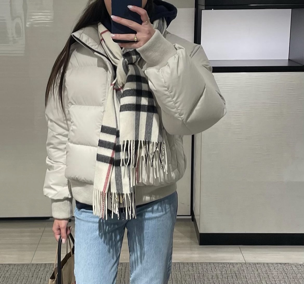 Dimiana is always ahead of the trends as she sports an oversized puffer jacket and printed scarf. 