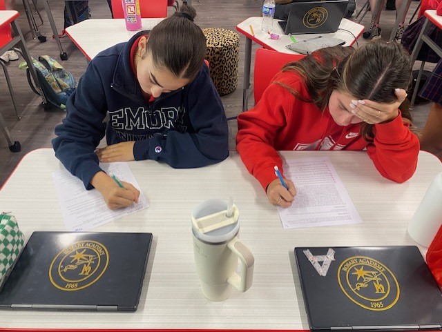 Seniors Briana Reyes and Paloma Borsari take the Journalism Common Assessment.