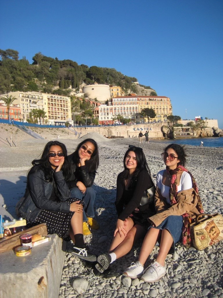 Isabel and friends have a beautiful picnic on an Italian beach!