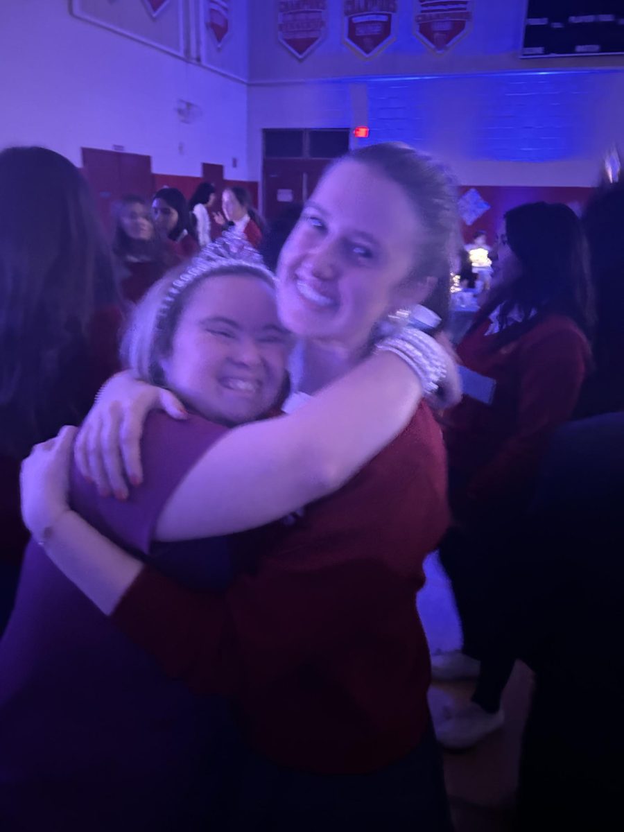 Siena Ruszak '26 made a new friend on the dance floor.