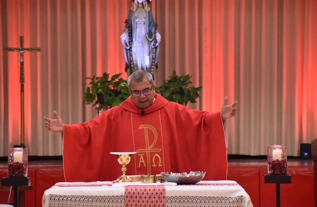Fr. Ian blessed the Eucharist before Communion.